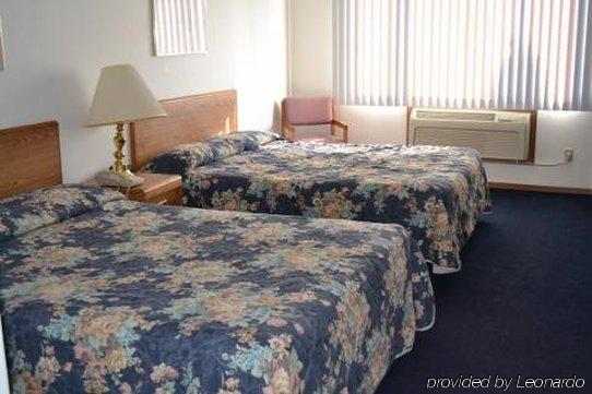 Sky Lodge Inn & Suites - Delavan Phòng bức ảnh