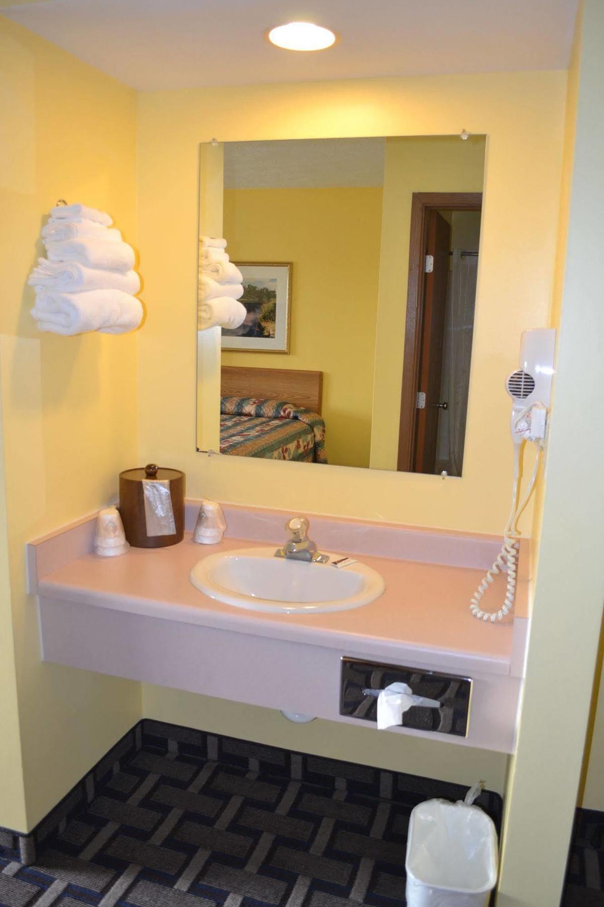 Sky Lodge Inn & Suites - Delavan Ngoại thất bức ảnh