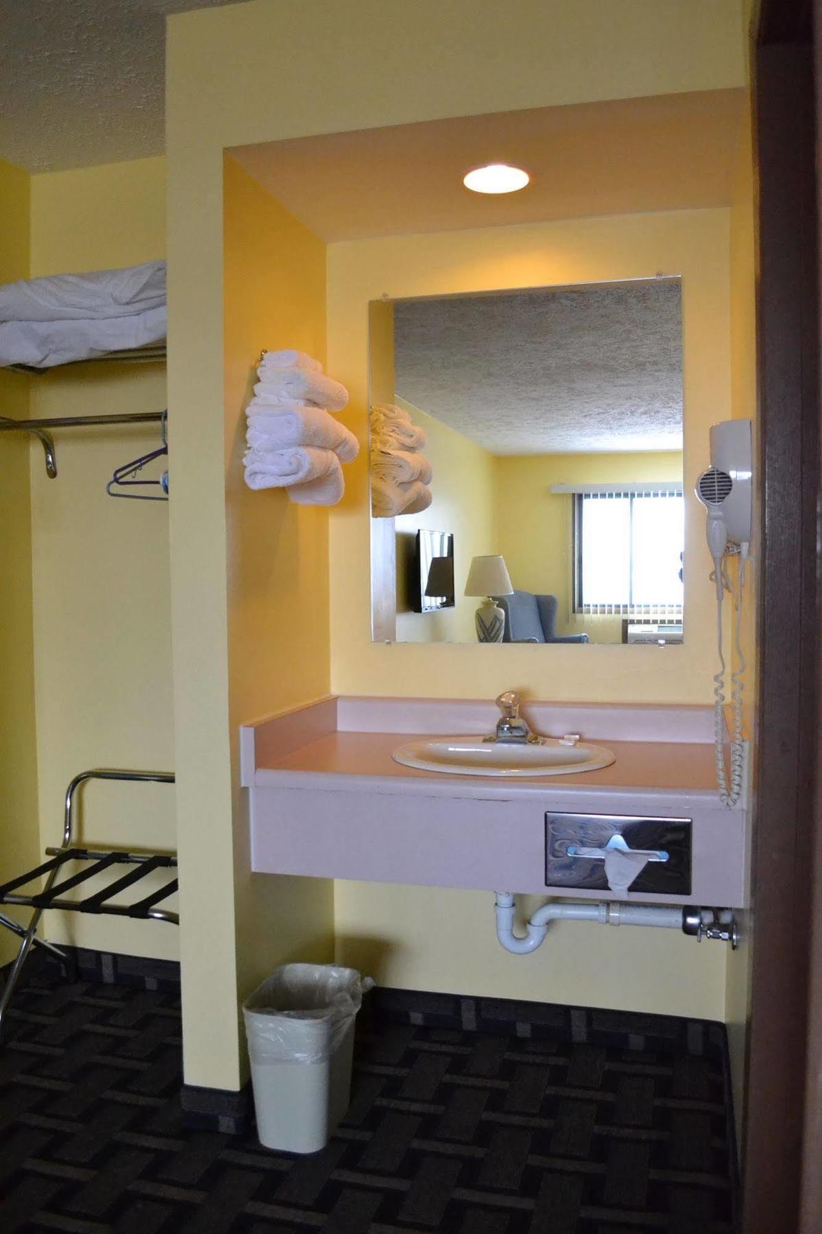 Sky Lodge Inn & Suites - Delavan Ngoại thất bức ảnh