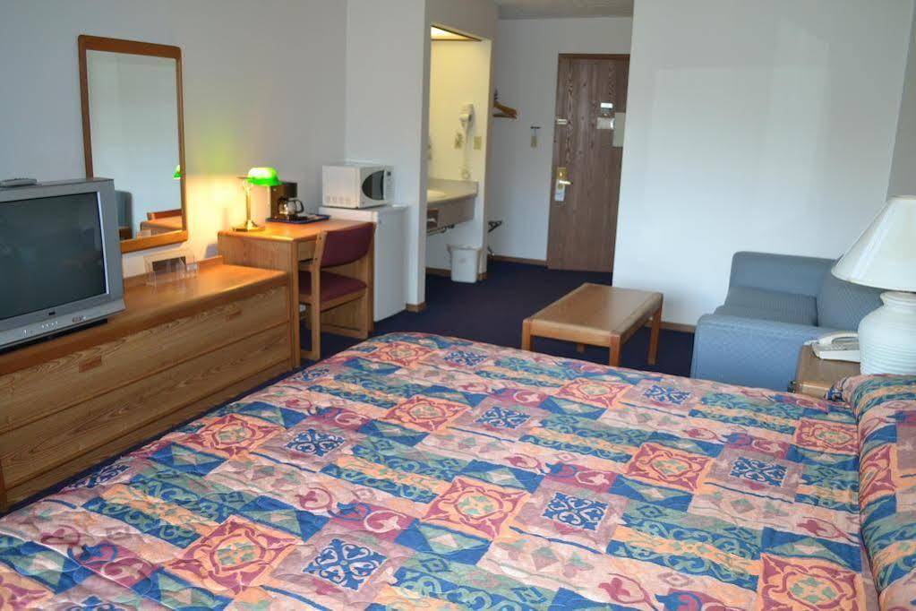 Sky Lodge Inn & Suites - Delavan Ngoại thất bức ảnh